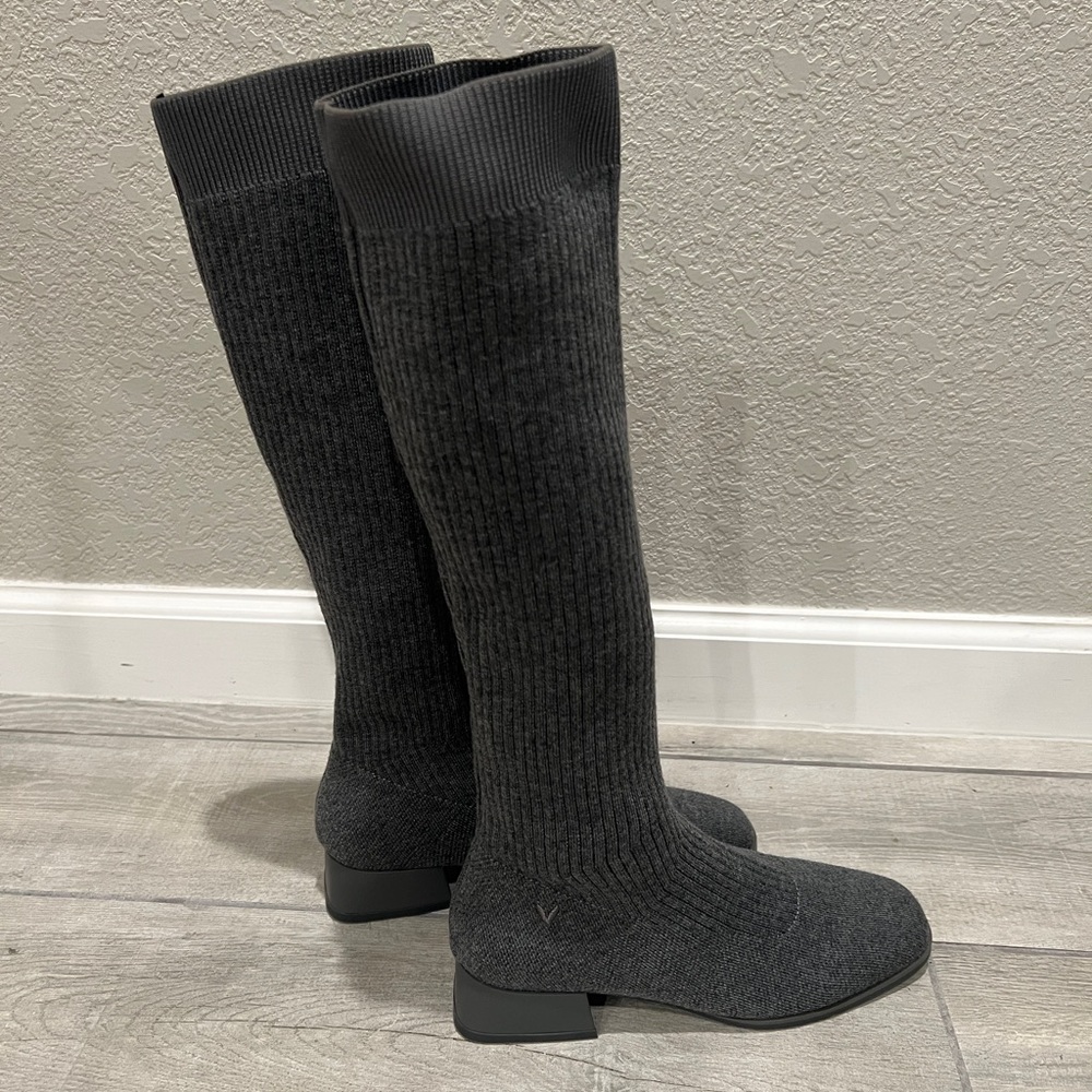 Vivaia square toe mid calf boot size 35 (U.S. size 5) brand new